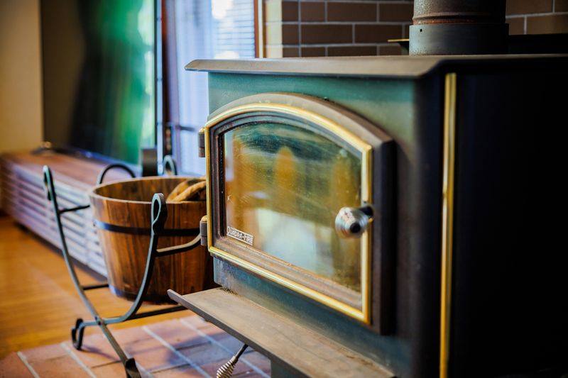 部屋に設置された薪ストーブ