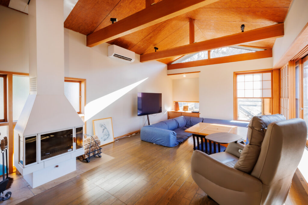 モダンかつ木のぬくもりを感じられるリビング