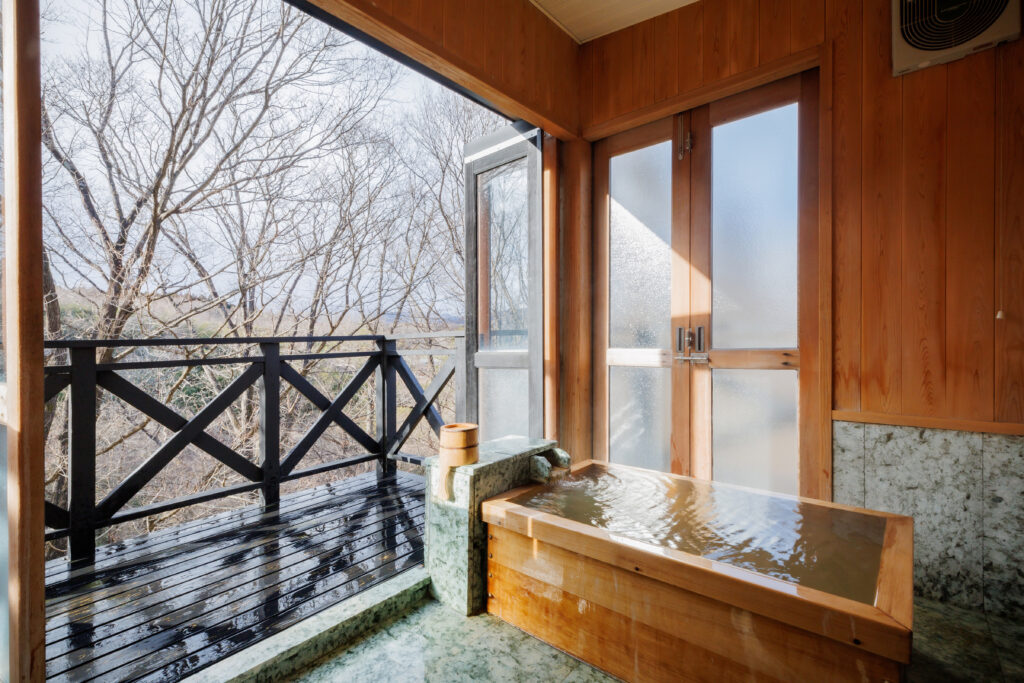 木のバスタブ、窓を開くと開放的な眺め